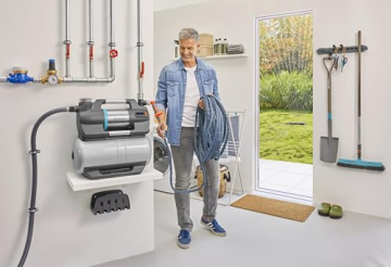 Person verwendet das Gardena 5600 SilentComfort